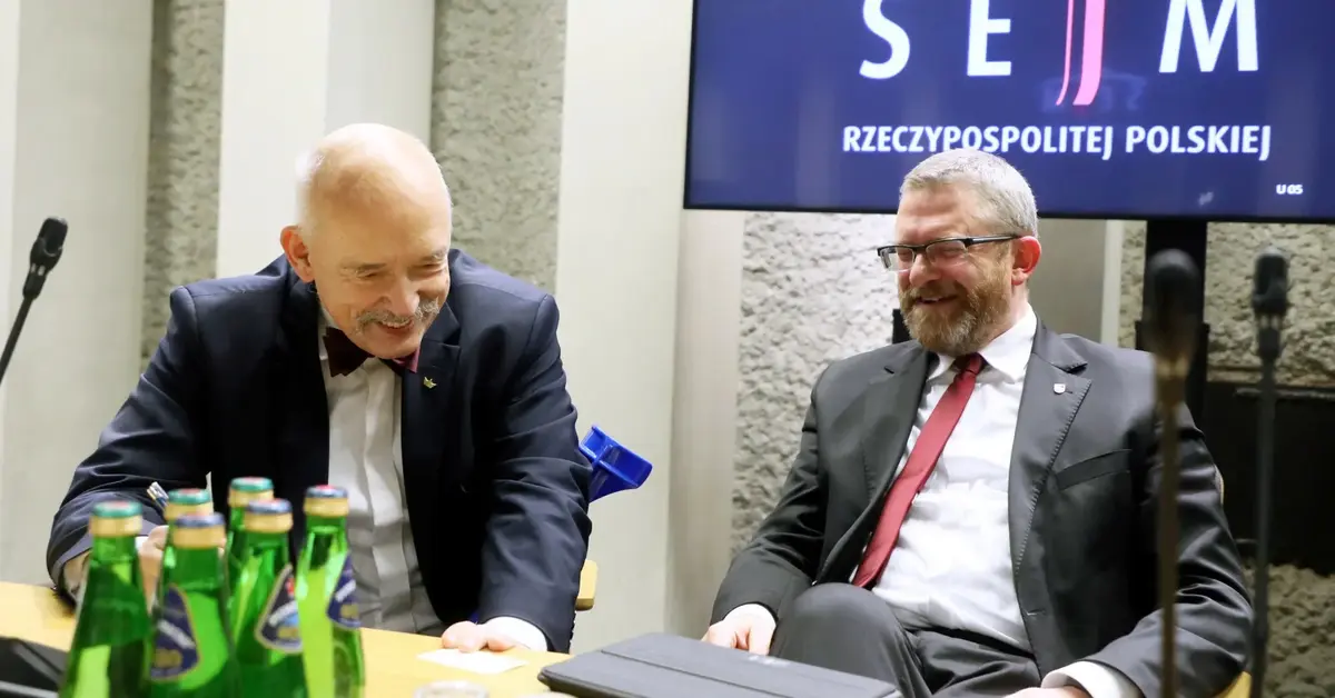 Korwin-Mikke i Braun śmieją się w Sejmie.