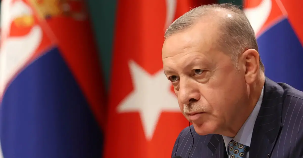 Recep Erdogan przy mikrofonie.