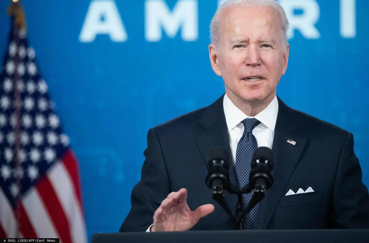 Joe Biden na konferencji prasowej, w tle flaga USA