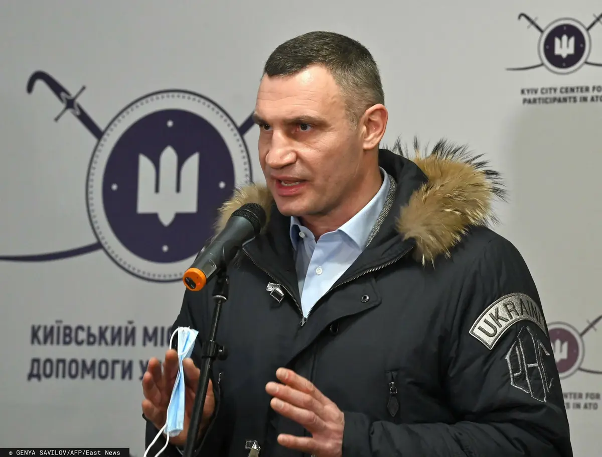 władimir kliczko z groźną miną w kurtce z futrzanym kołnierzem na konferencji prasowej