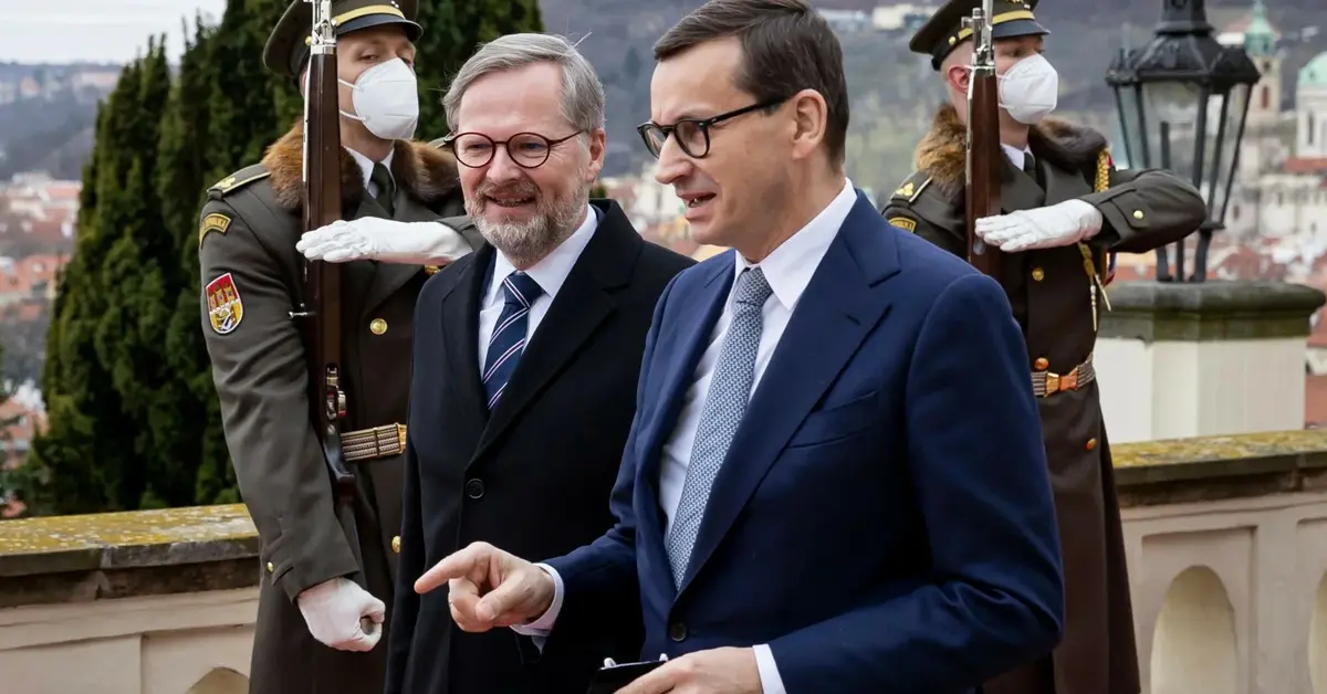 mateusz morawiecki idzie i rozmawia z Petrem Fialą a w tle stoją żołnierze