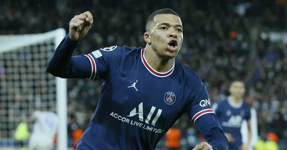 Kylian Mbappe świętuje zdobytą bramkę w trykocie PSG.