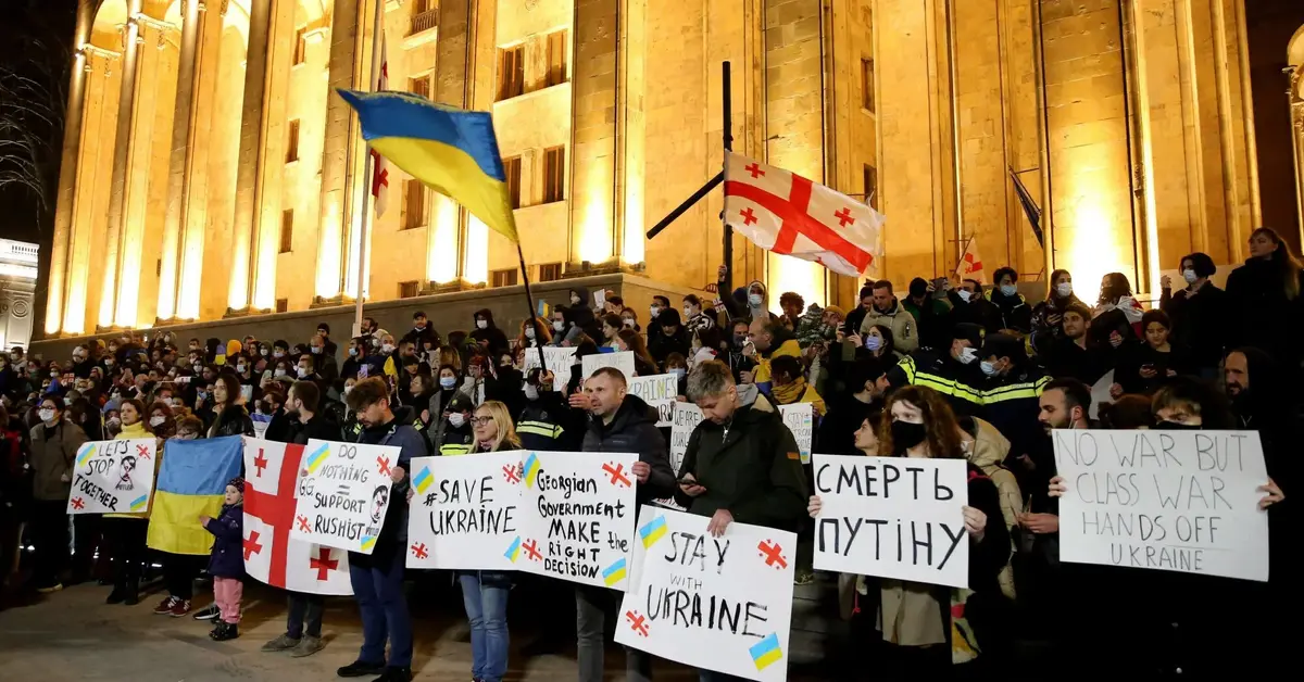 Protestujący w Gruzji.