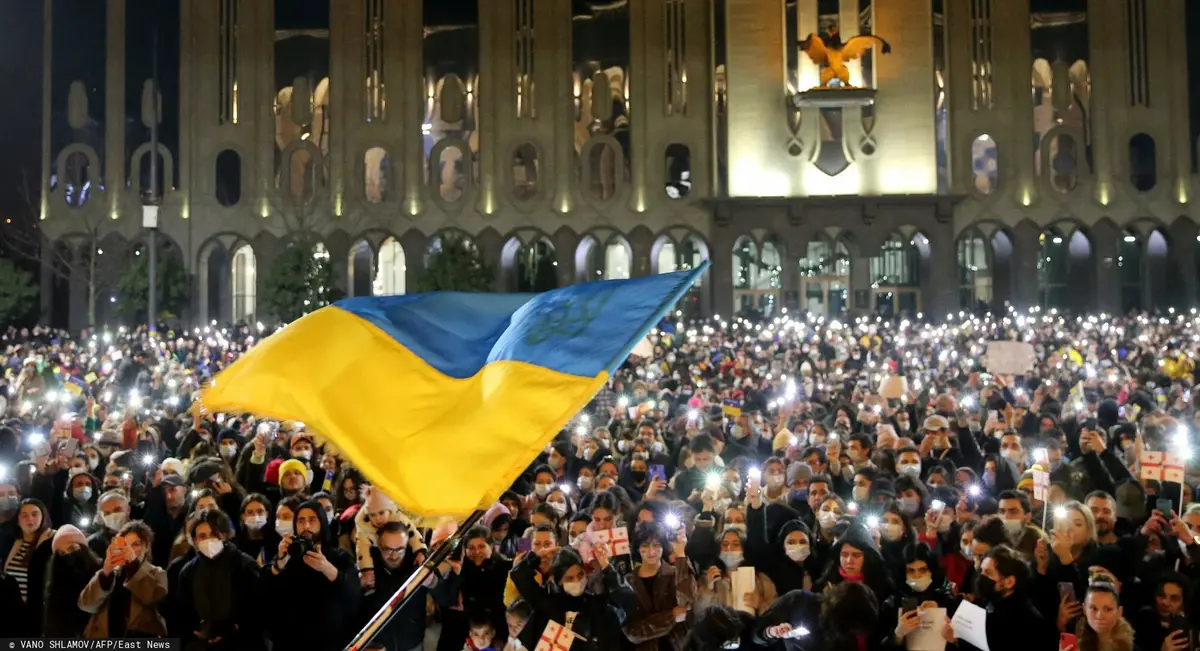 Protestujący w Tbilisi.