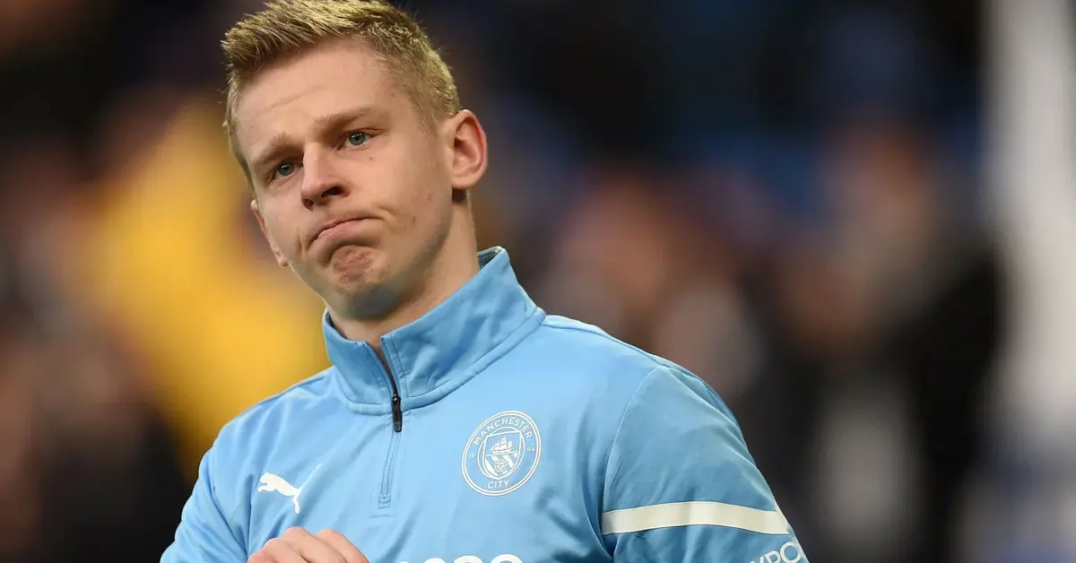 Ołeksandr Zinczencko w bluzie Manchesteru City
