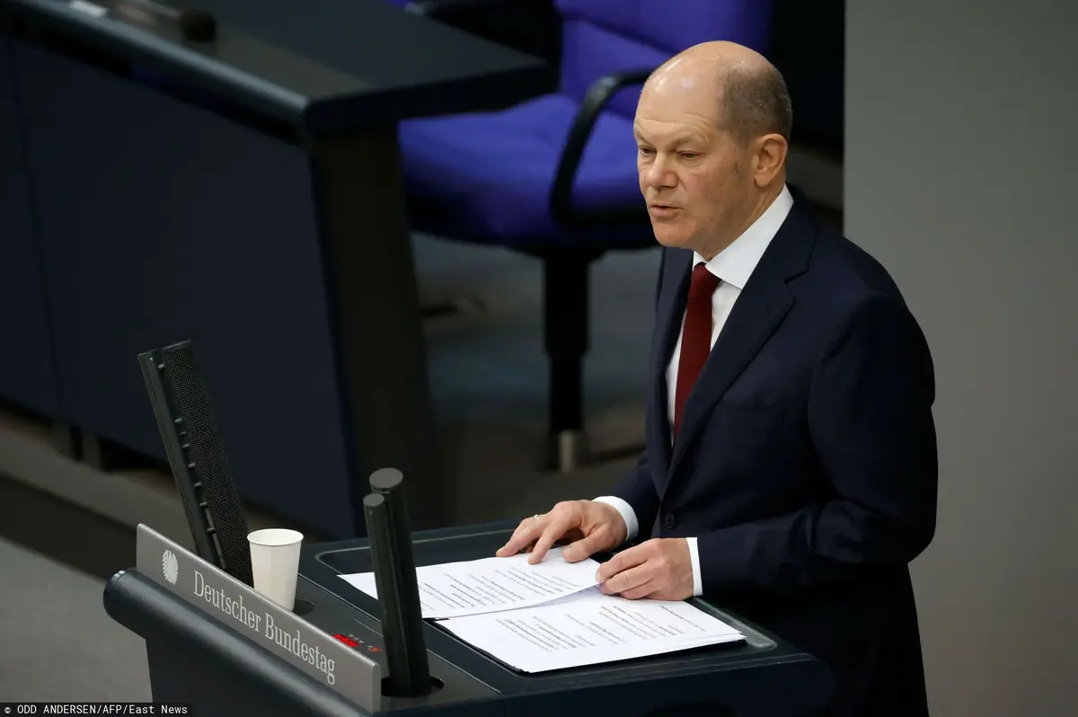 Olaf Scholz przemawiający w parlamencie 26 lutego