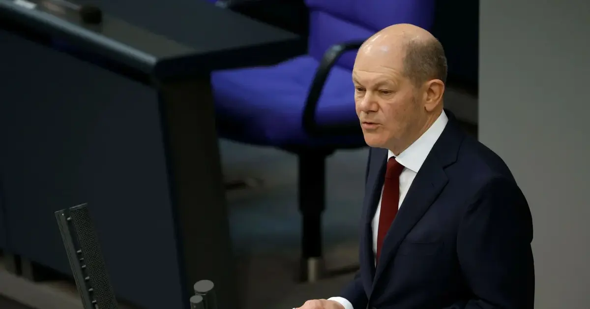 Olaf Scholz przemawiający w parlamencie 26 lutego