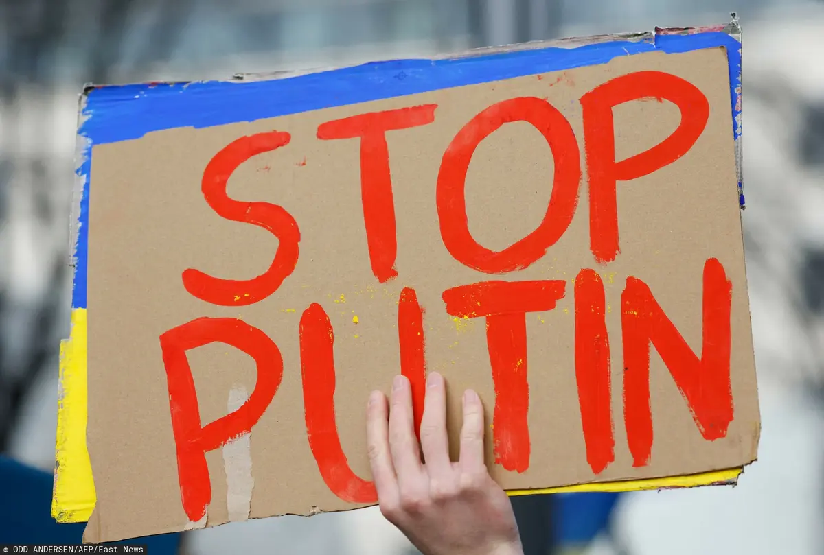 Karton z napisem STOP PUTIN