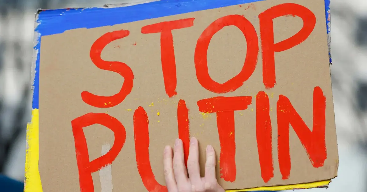 Karton z napisem STOP PUTIN
