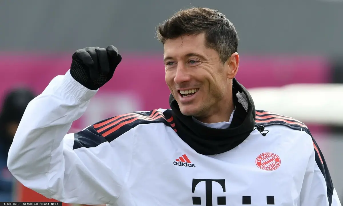 Robert Lewandowski unosi pięść.