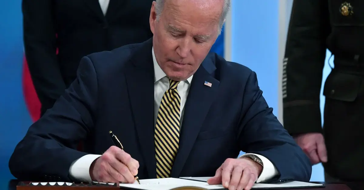 Joe Biden podpisujący akt pomocy dla Ukrainy