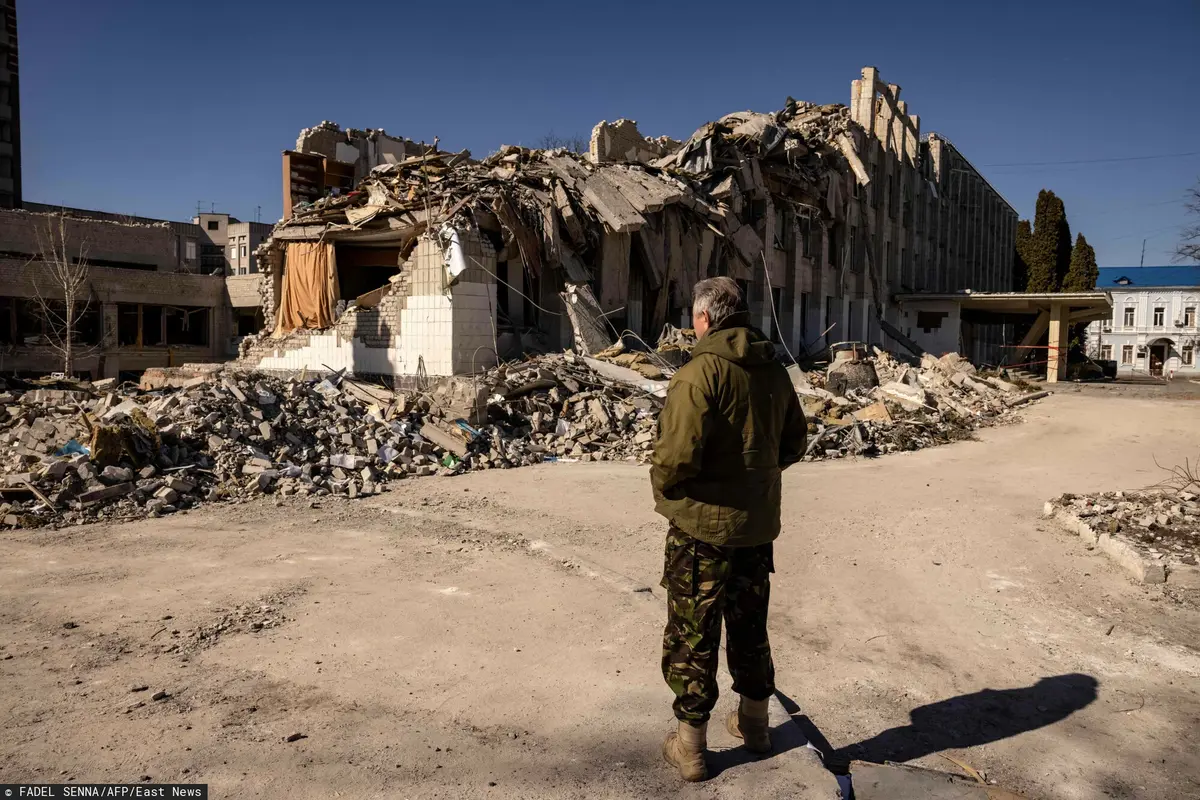 żołnierz na tle ruin