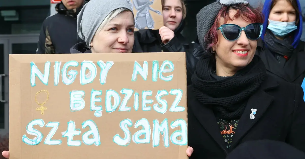 protesty przed sądem