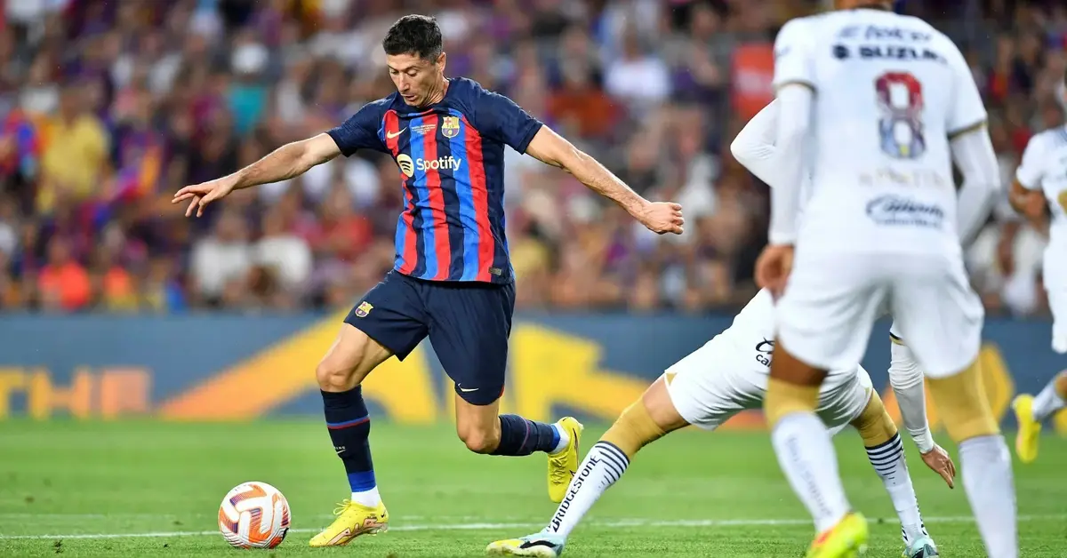 Główne zdjęcie - Lewandowski piłkarzem meczu w debiucie na Camp Nou