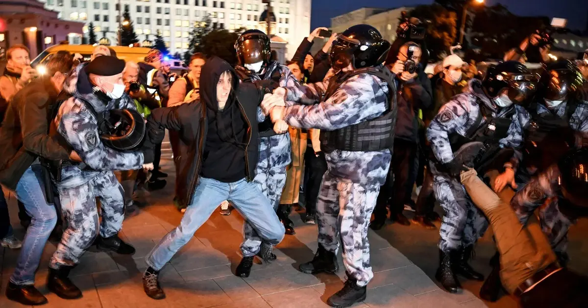 Główne zdjęcie - Protestujący Rosjanie idą prosto do wojska. Niemcy deklarują, że przyjmą dezerterów