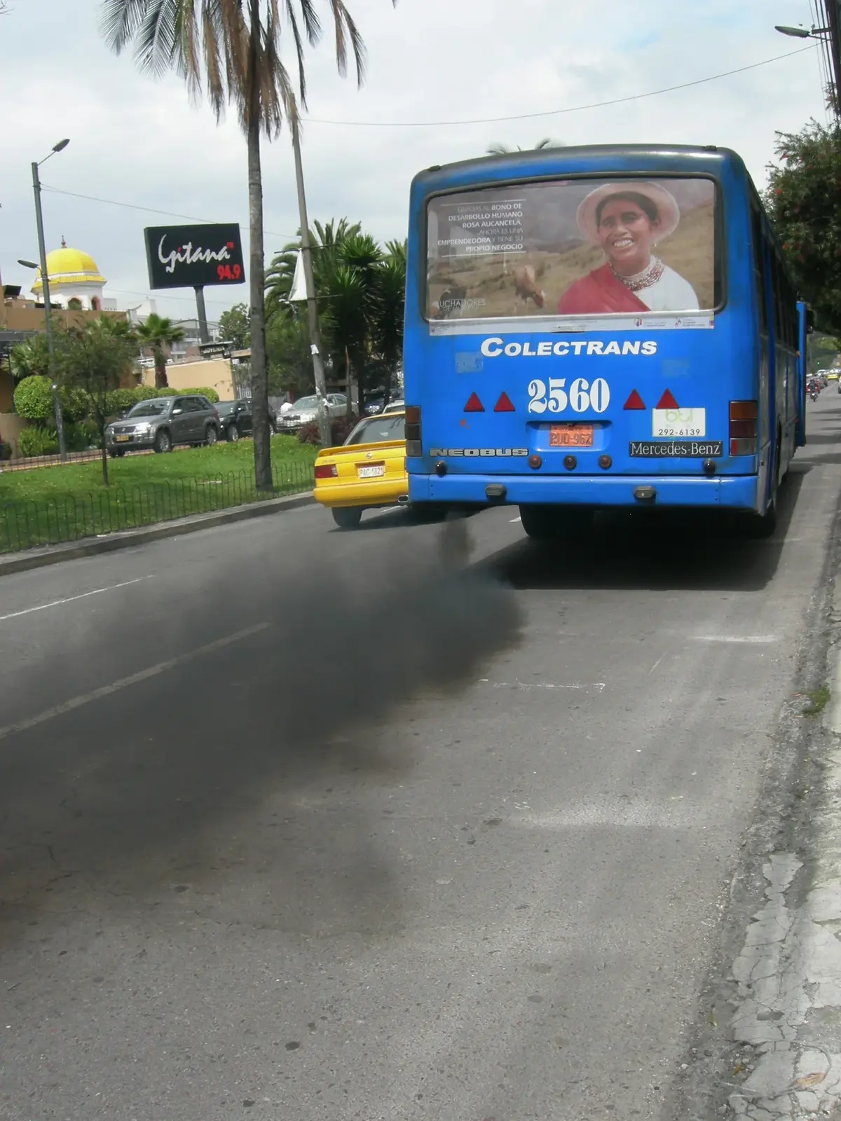 autobus emitujący spaliny