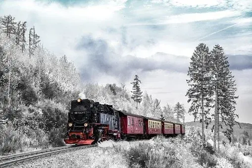 Kolejka jadąca przez śnieżny krajobraz