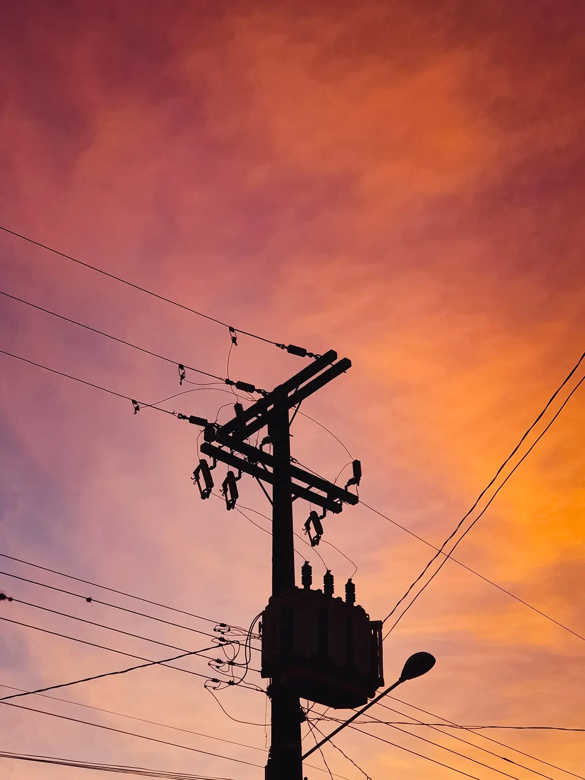 Słup energetyczne i zachód słońca