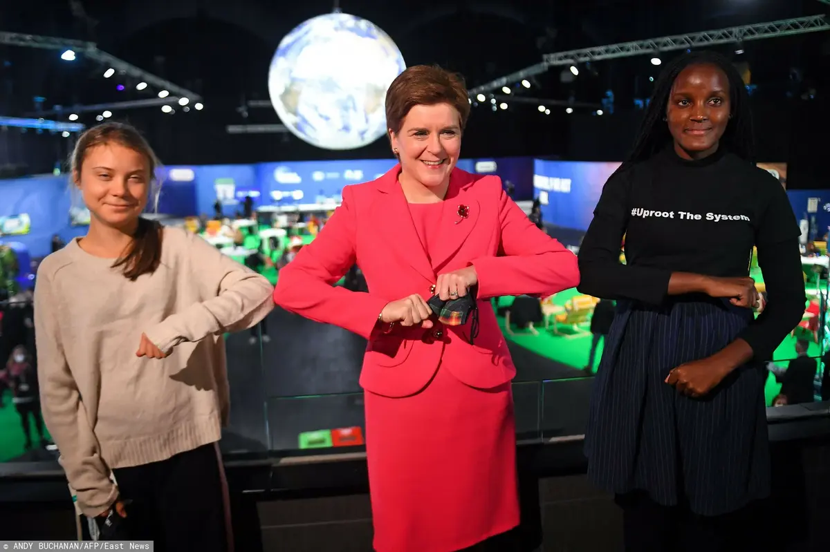 Greta Thunberg na szczycie klimatycznym w Glasgow  w towarzystwie pierwszej minister Szkocji Nicoli Sturgeon