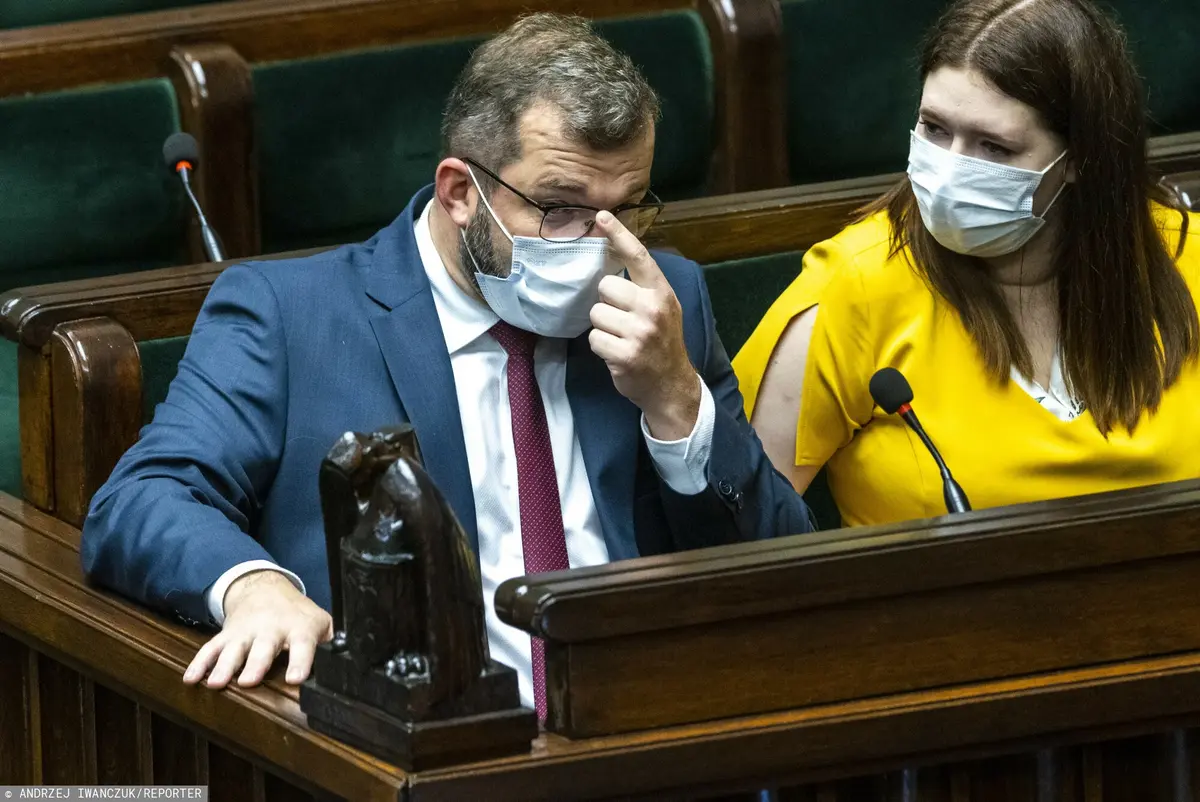 Grzegorz Puda łapie się za okulary
