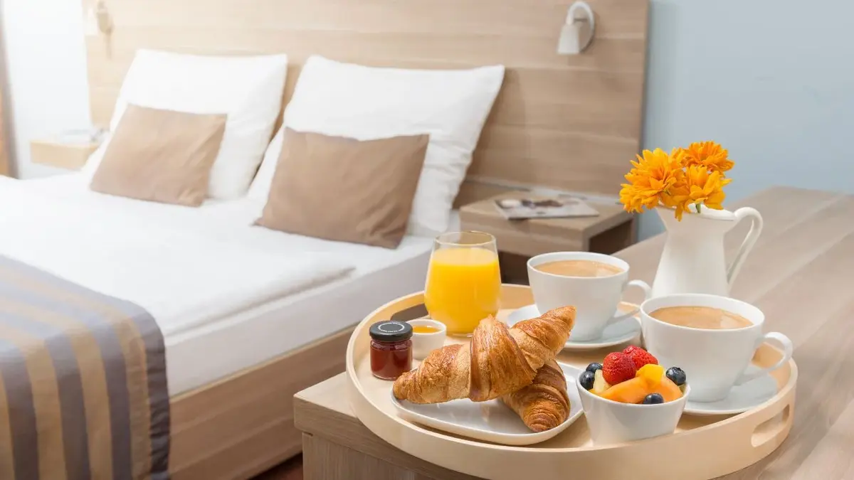 Śniadanie na tacy w hotelu pokojowym