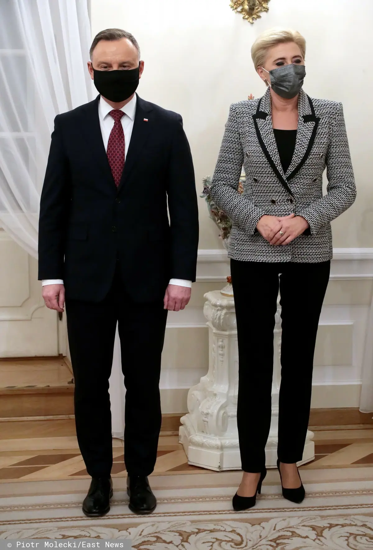 Andrzej Duda i Agata Duda stoją w maseczkach
