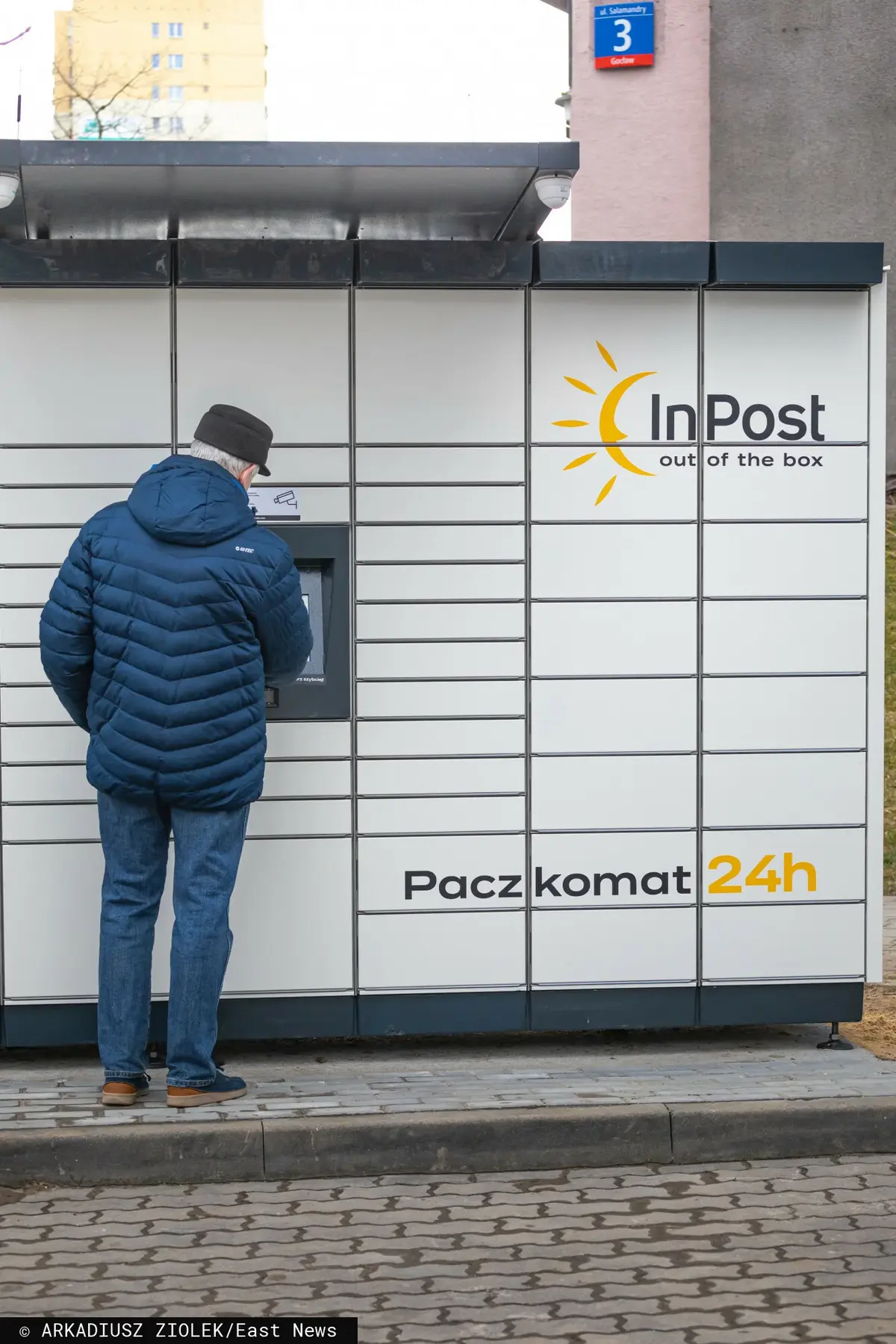 Mężczyzna odbiera paczkę InPost