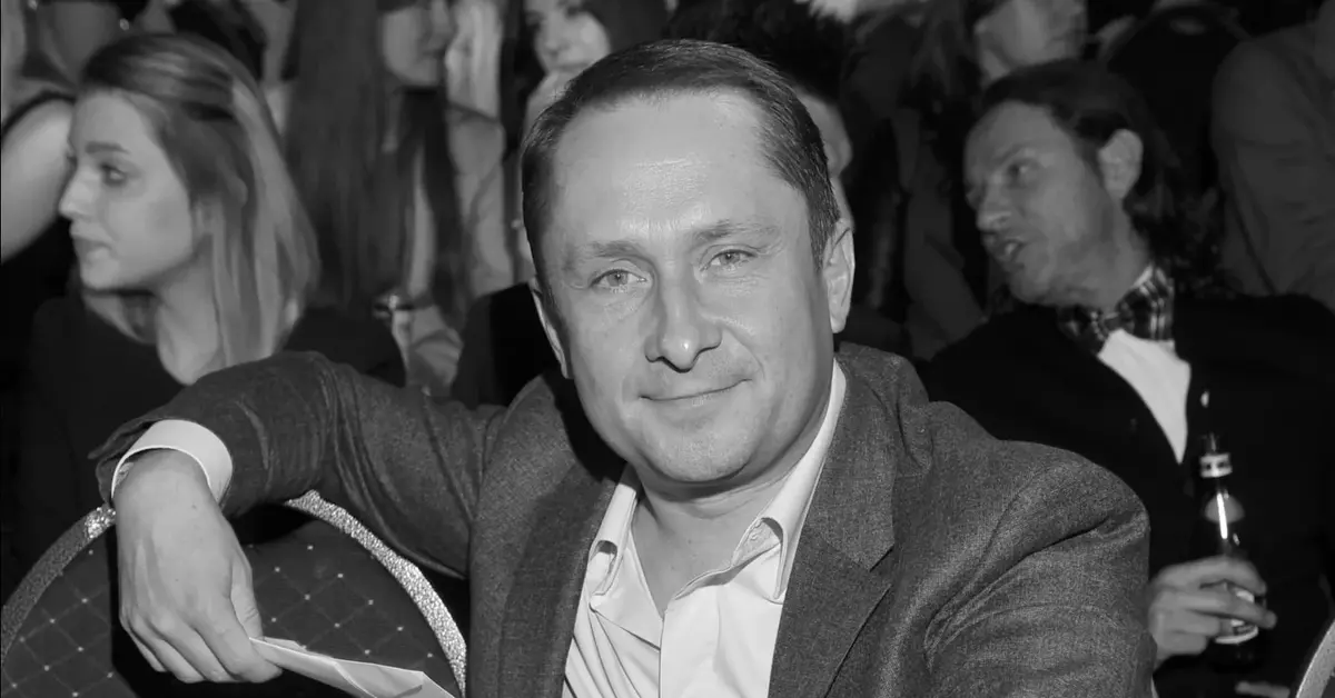 Kamil Durczok uśmiechnięty