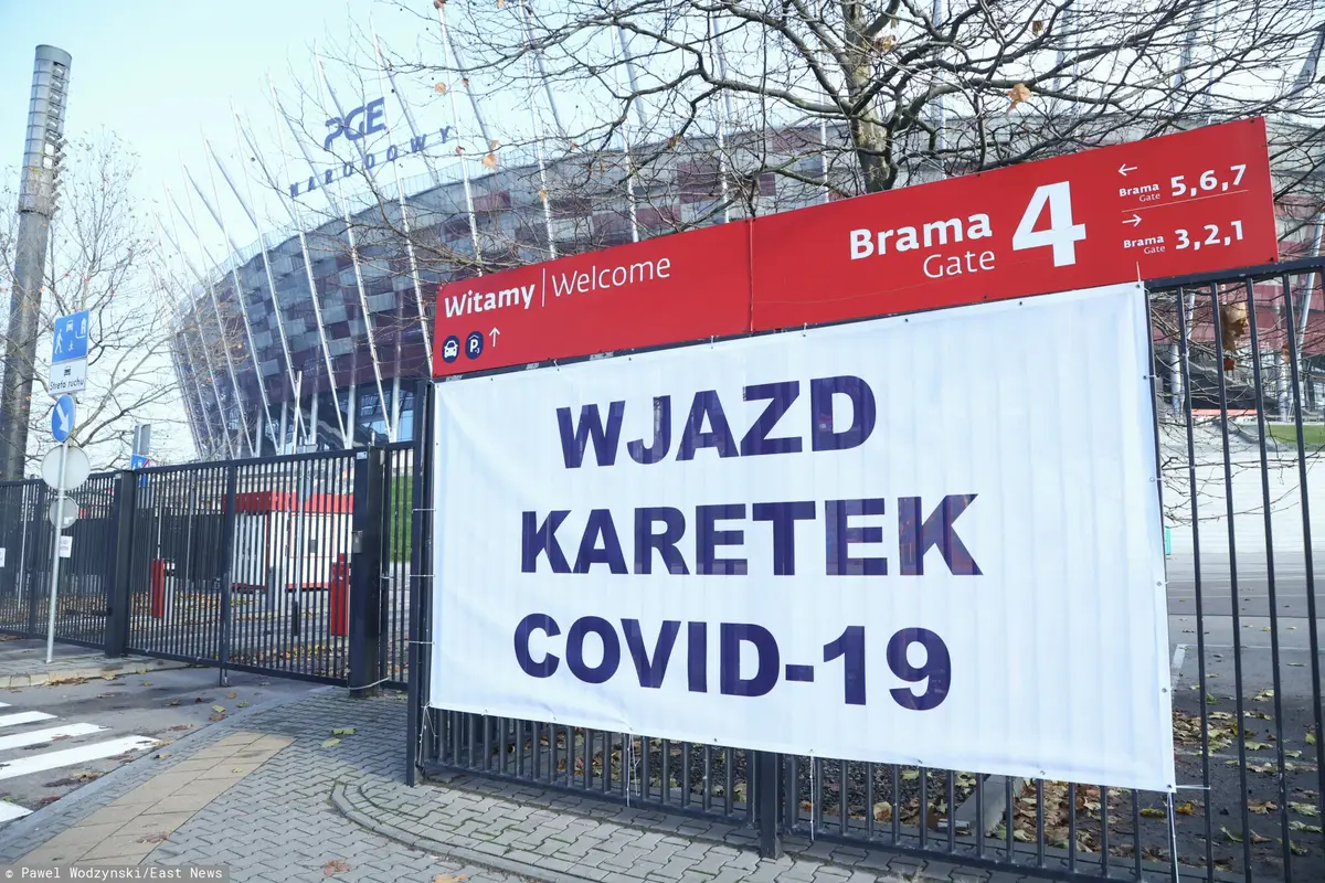 Brama Stadionu Narodowego z napisem wjazd karetek Covid-19