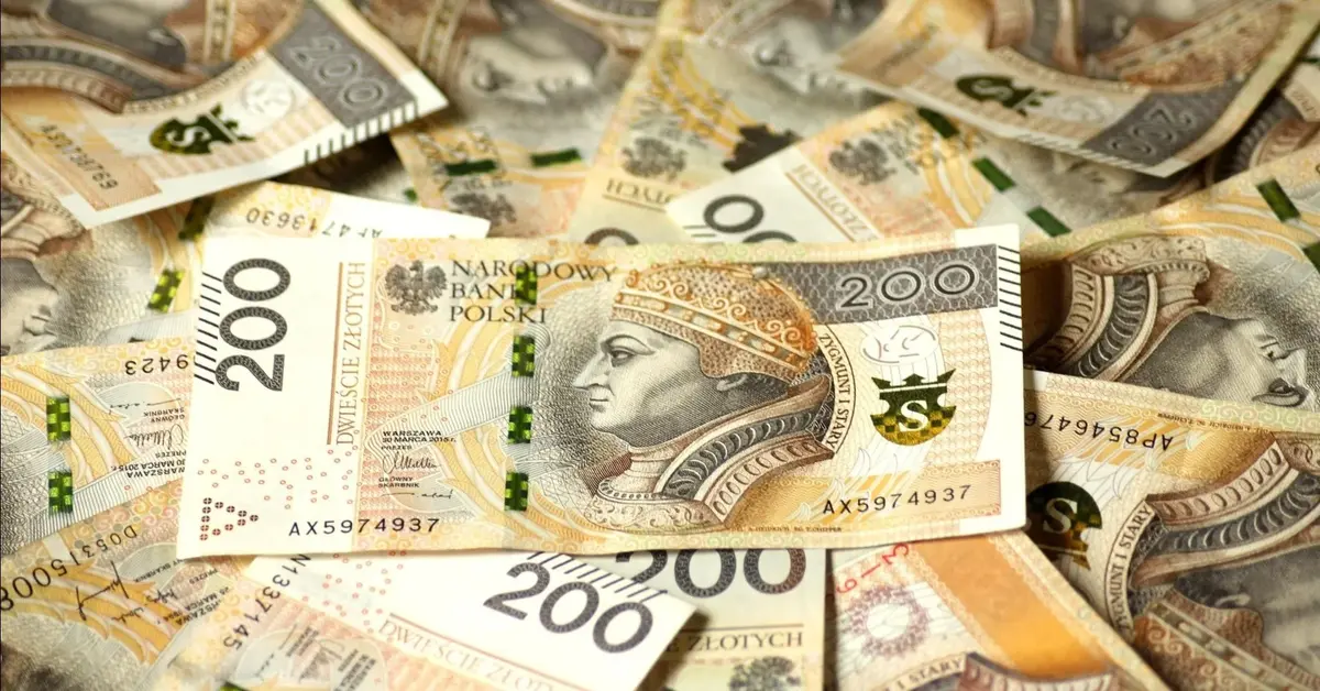 rozrzucone banknoty 200-złotowe