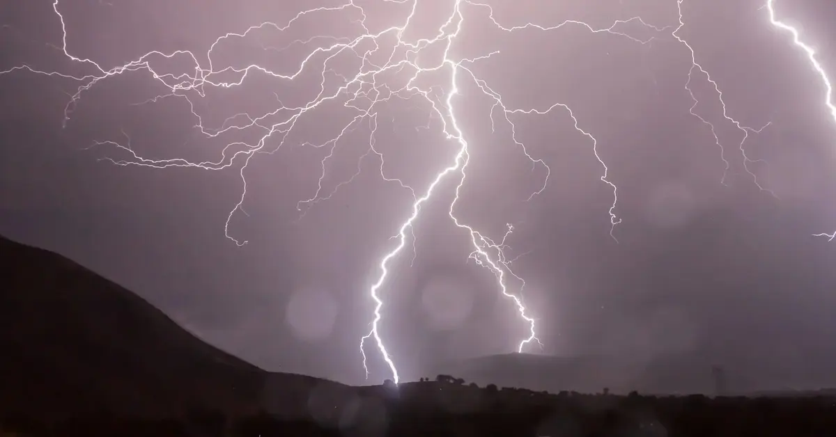 silne wyładowanie atmosferyczne na tle nocnego nieba