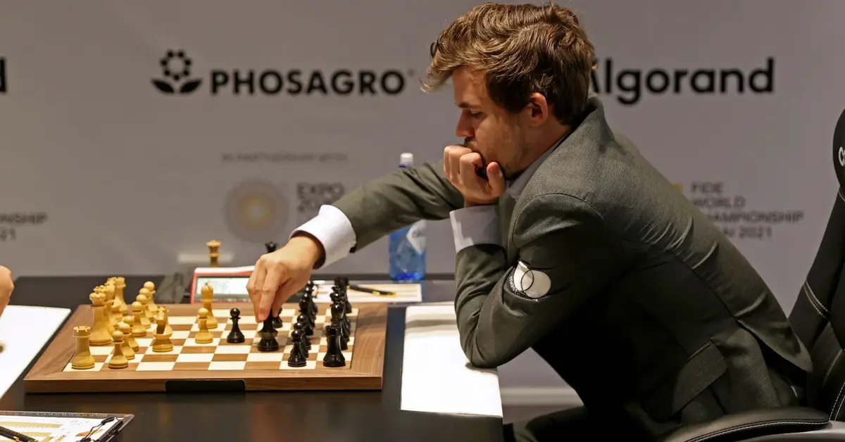 Główne zdjęcie - Magnus Carlsen miażdży rywala i broni tytułu