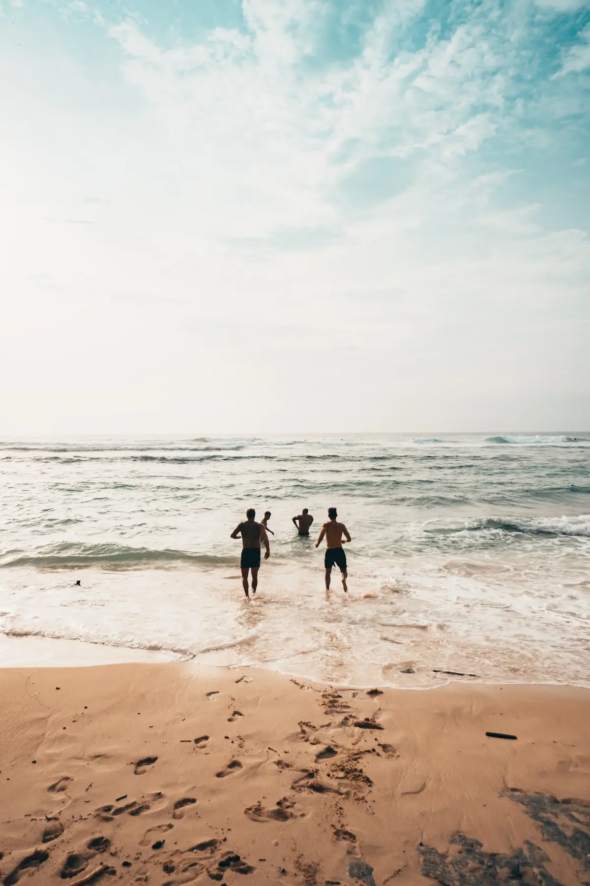 Rodzina na plaży, wbiega do wody