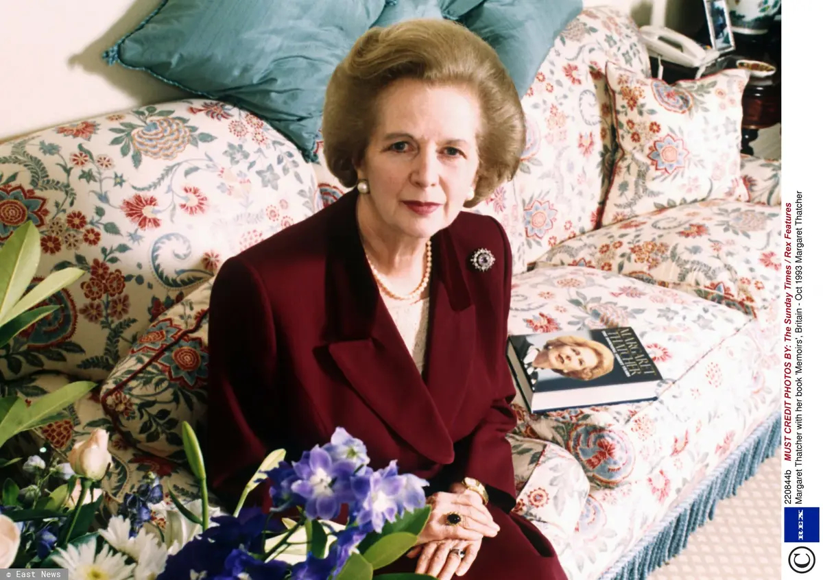 Margaret Thatcher pozuje do zdjęcia