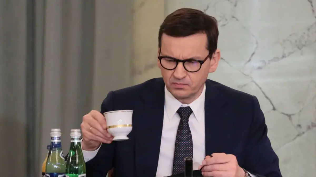 Mateusz Morawiecki trzyma filiżankę.