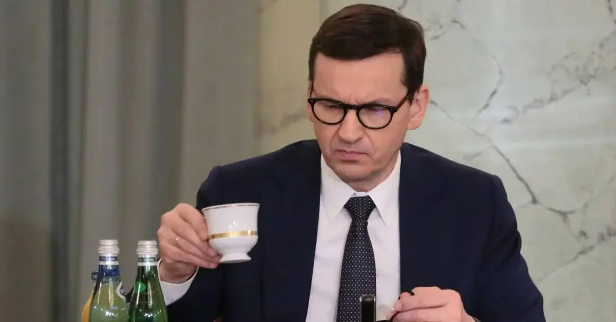 Mateusz Morawiecki trzyma filiżankę.