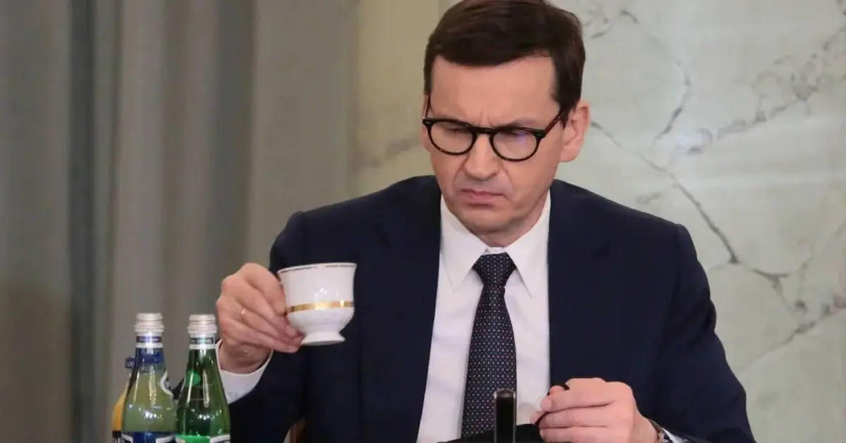 Mateusz Morawiecki trzyma filiżankę.