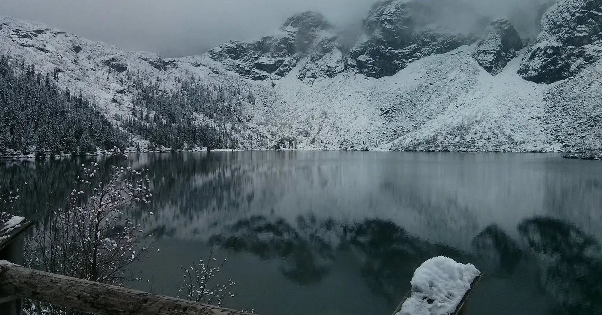 morskie oko w zimie 