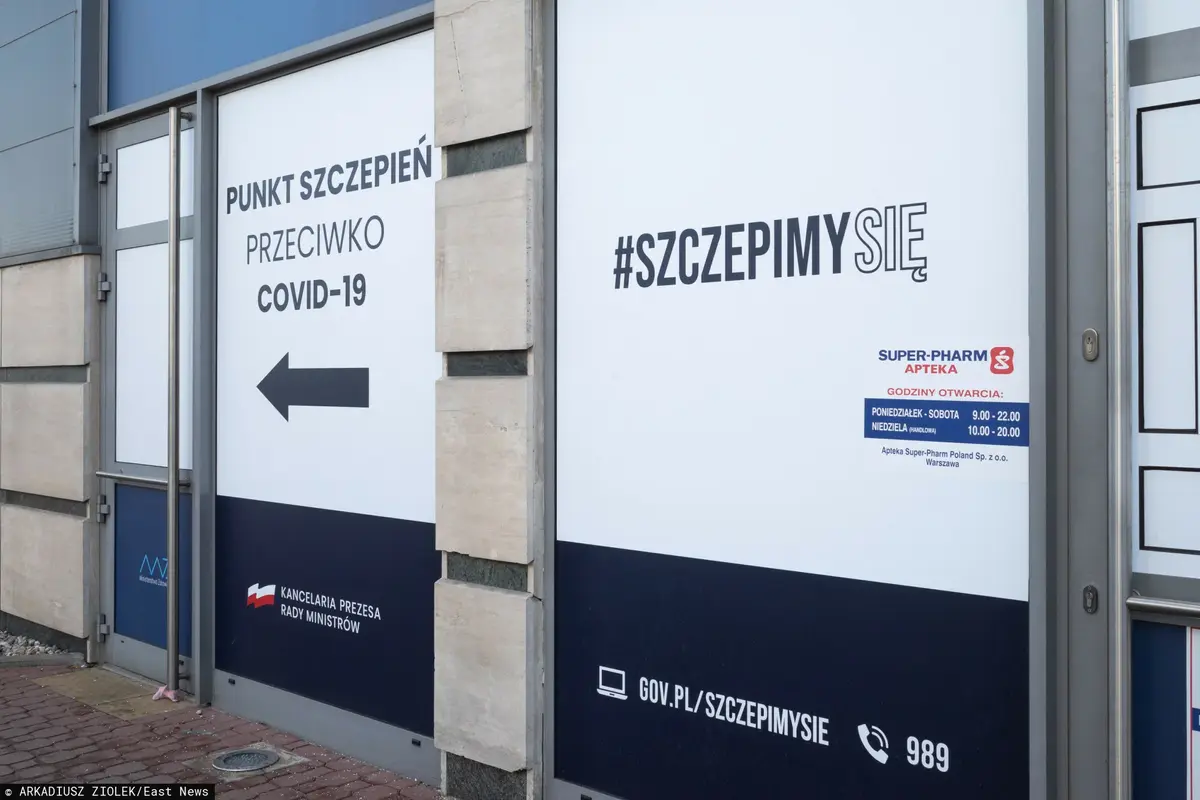 Napis "szczepimy się" - punkt szczepień