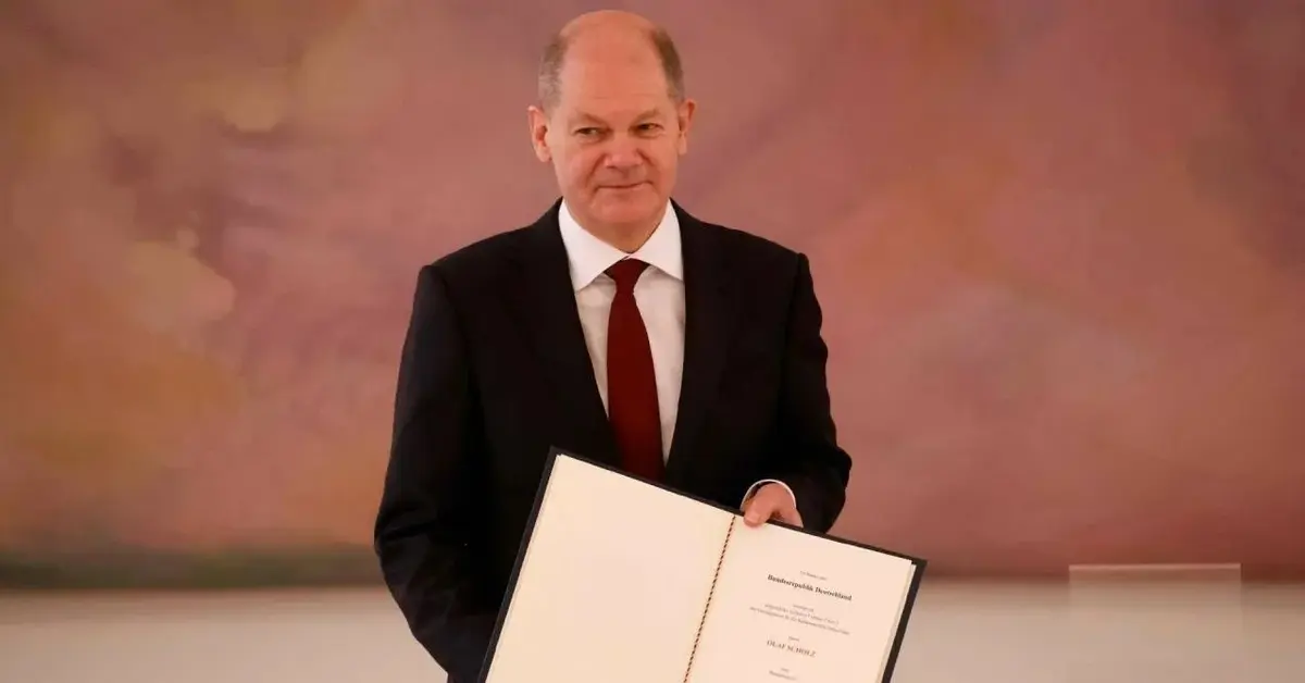 Olaf Scholz trzymający nominację na stanowisko kanclerza.