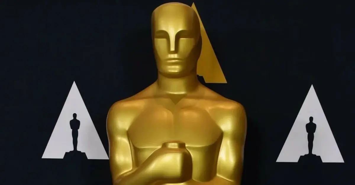 Złoty posąg przedstawiający oscarową statuetkę