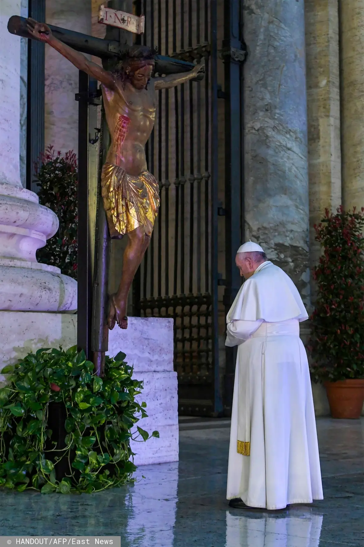 Papież Franciszek modli się w kościele