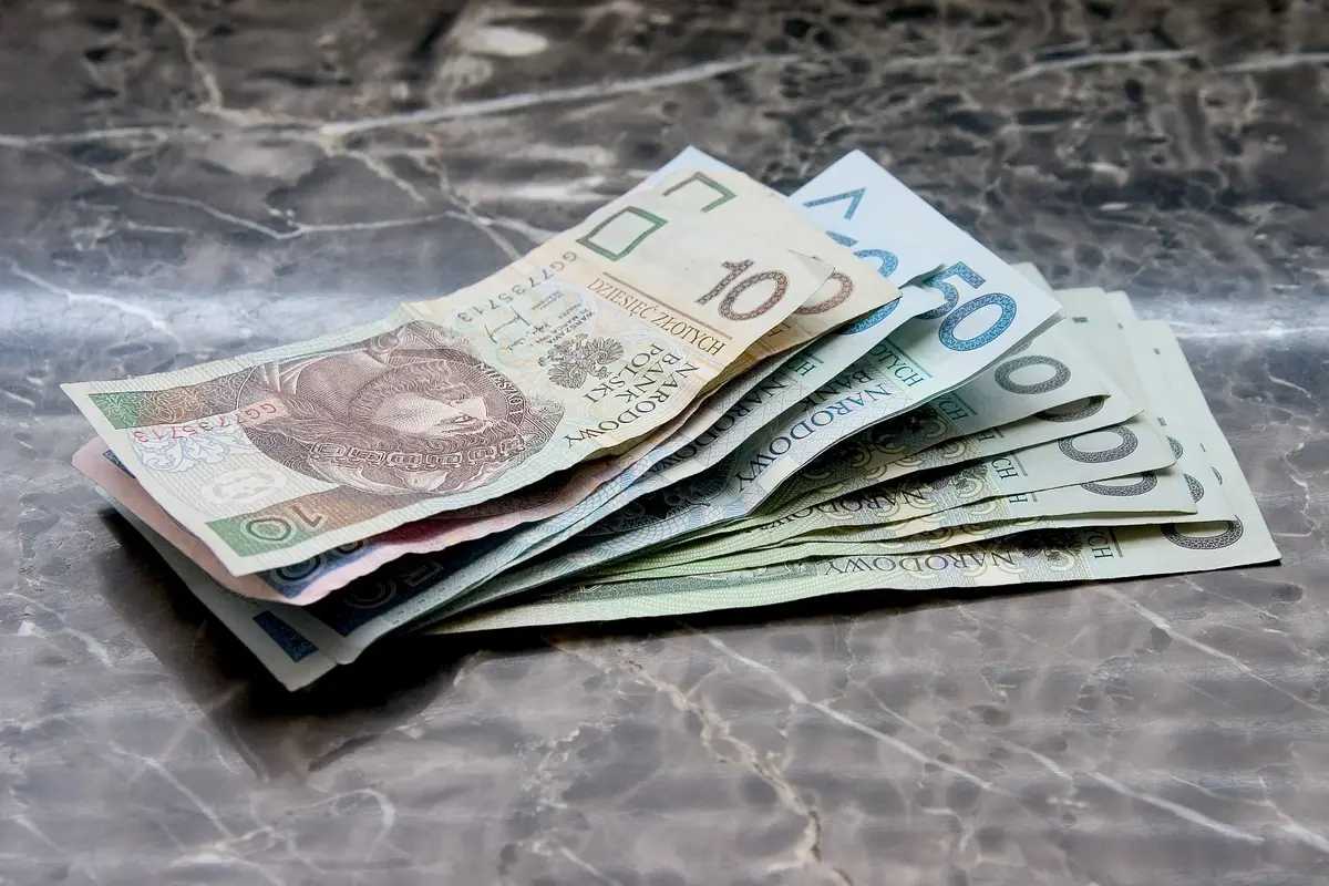 Kupka banknotów o różnych nominałach leżące na stole