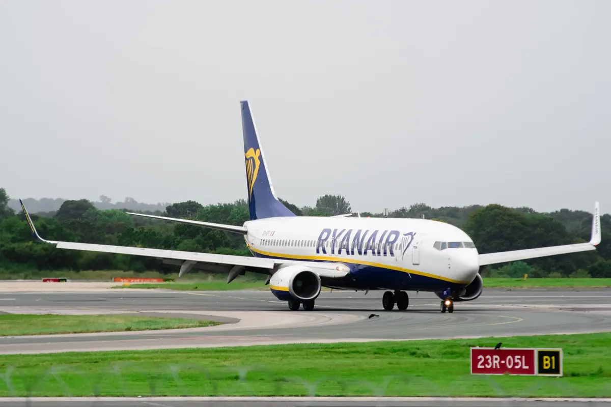 samolot ryanair stoi na płycie lotniska