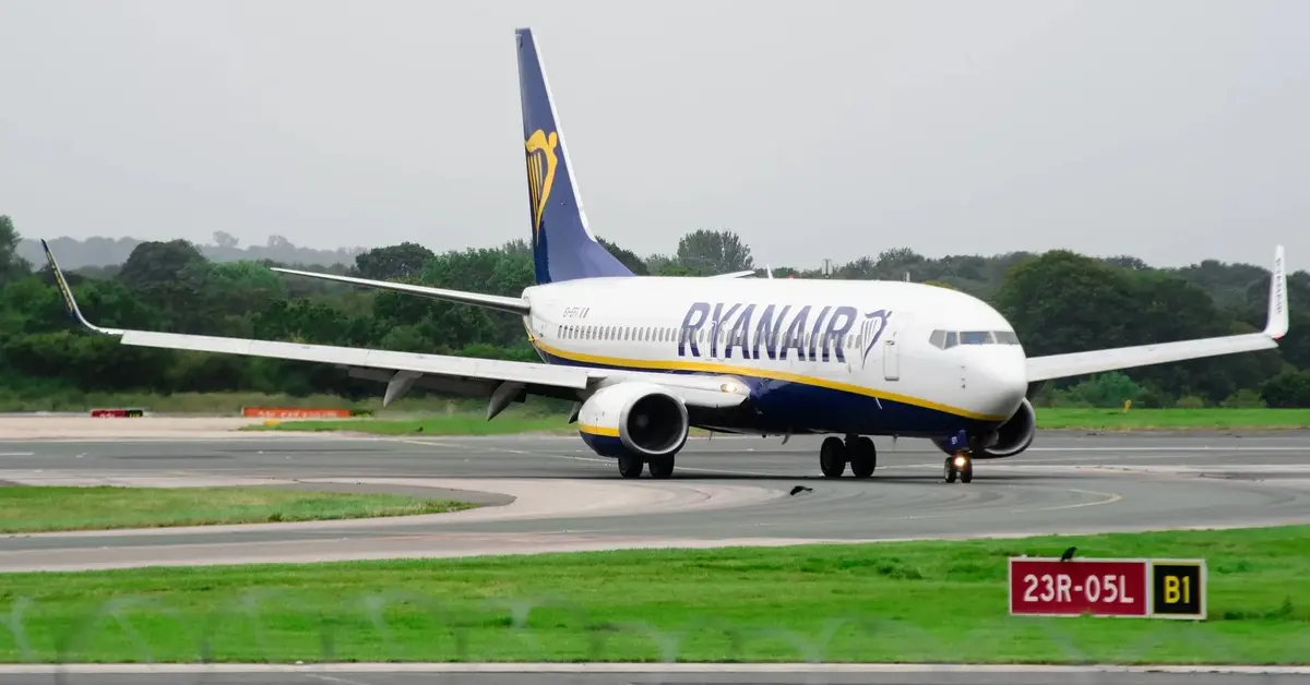 samolot ryanair stoi na płycie lotniska