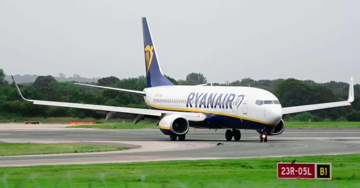 samolot ryanair stoi na płycie lotniska