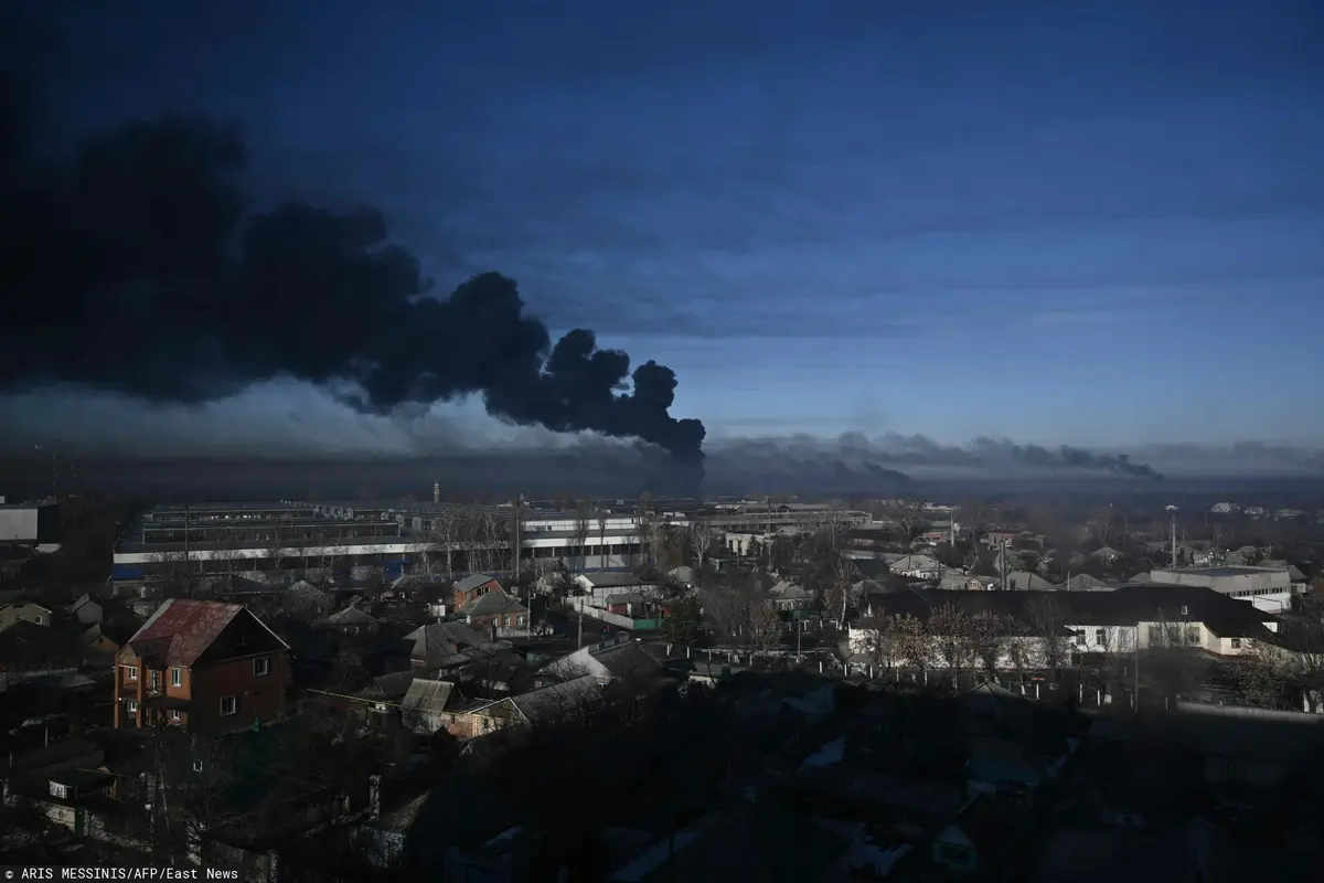 budynki płonące po bombardowaniu