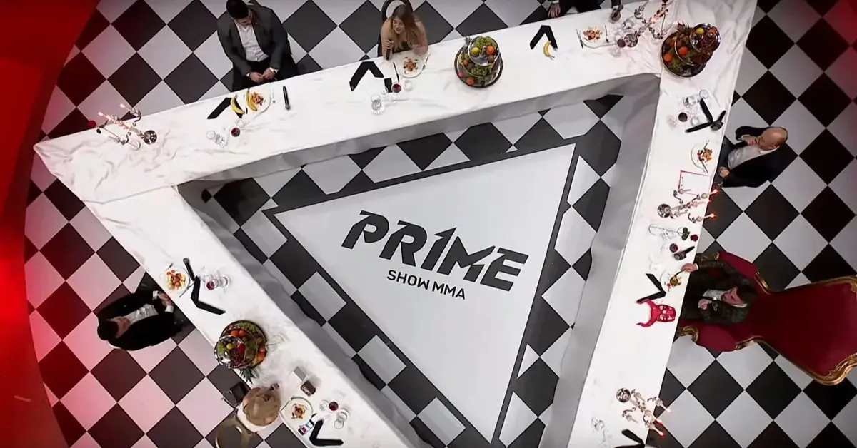 Stół w trakcie konferencji Prime MMA.