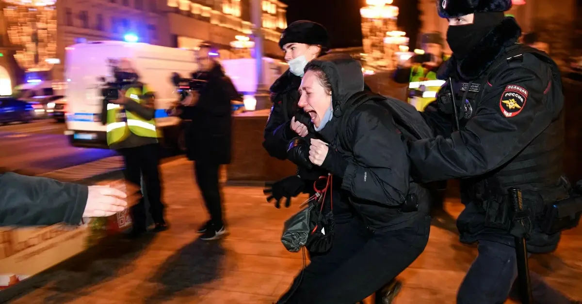 Główne zdjęcie - Putin wypisuje się z międzynarodowego towarzystwa. Protesty w rosyjskich miastach