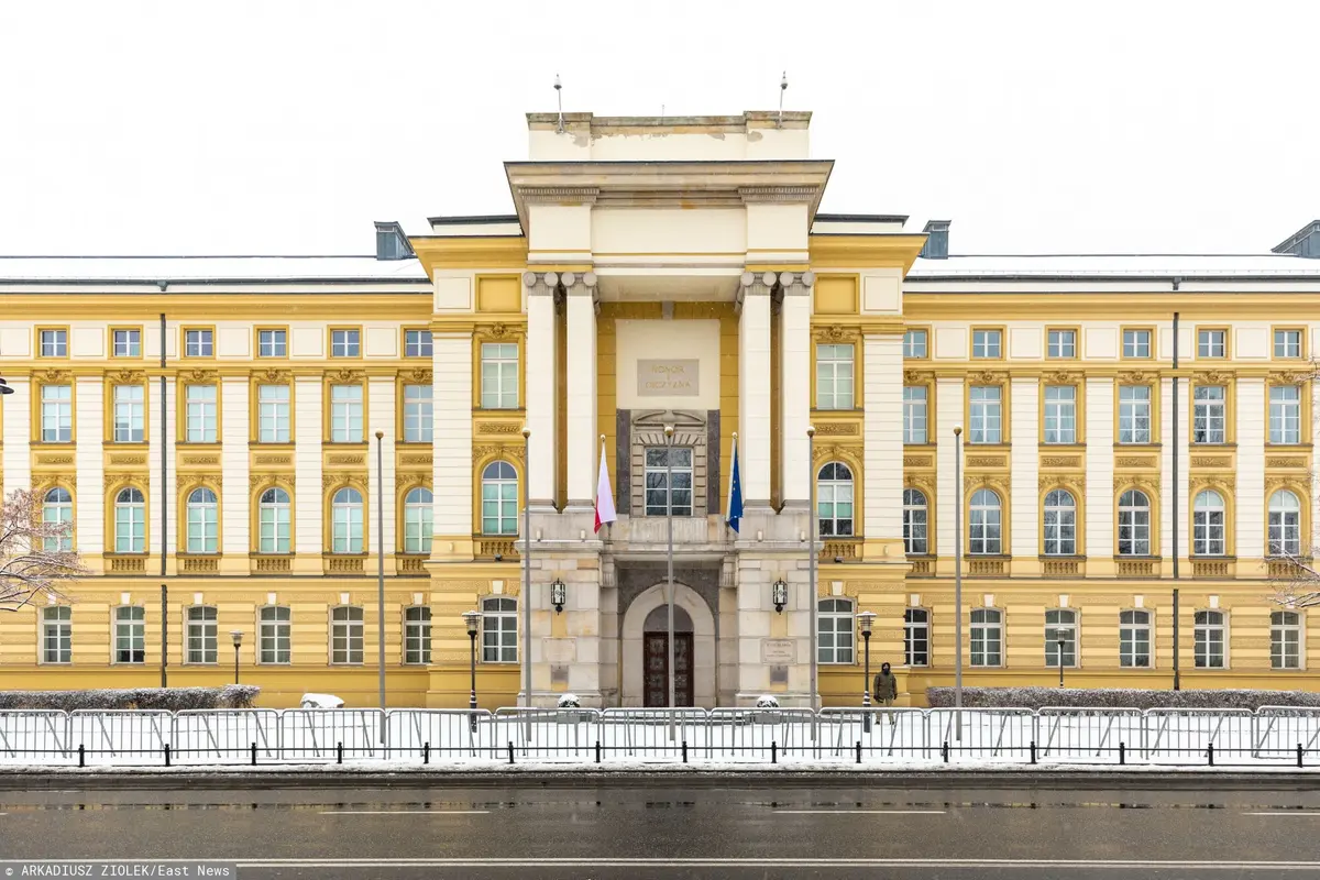 W tym budynku Rada Ministrów obraduje nad ważnymi kwestiami dotyczącymi rozwoju Polski